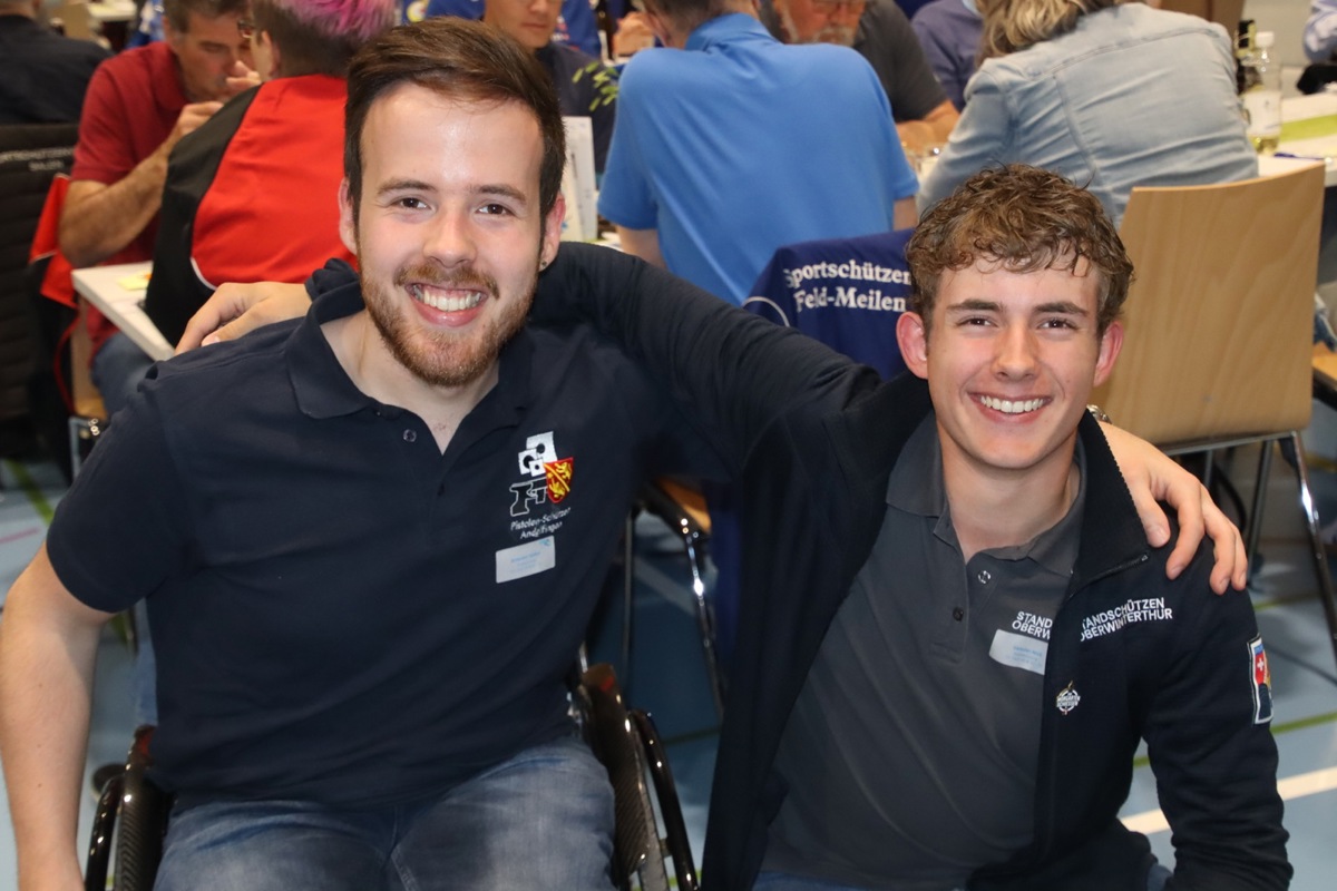 Stefan Amacker (links) und Nick Geissler wurden an der Delegiertenversammlung des Zürcher Schiessverbands für ihre herausragenden Leistungen im vergangenen Jahr geehrt. 
