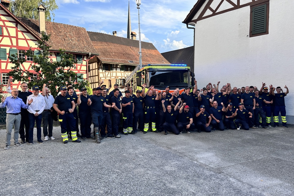 Vor den Kameras konnten die rund 50 Mitglieder der Stützpunktfeuerwehr Weinland ihre Gefühle kaum zurückhalten. Begeisterung auch seitens der geladenen Redner (von links) Renato Mathys (Leiter Feuerwehr bei der kantonalen Gebäudeversicherung GVZ), Regierungsrat Mario Fehr, Fahrzeugbauer Karl Rusterholz und Gilbert Mäder, Zweckverbandspräsident und Gemeinderat in Marthalen. Kommandant Peter Stutz kniet als Erster von links vor seiner Truppe. Vor den Kameras konnten die rund 50 Mitglieder der Stützpunktfeuerwehr Weinland ihre Gefühle kaum zurückhalten. Begeisterung auch seitens der geladenen Redner (von links) Renato Mathys (Leiter Feuerwehr bei der kantonalen Gebäudeversicherung GVZ), Regierungsrat Mario Fehr, Fahrzeugbauer Karl Rusterholz und Gilbert Mäder, Zweckverbandspräsident und Gemeinderat in Marthalen. Kommandant Peter Stutz kniet als Erster von links vor seiner Truppe.