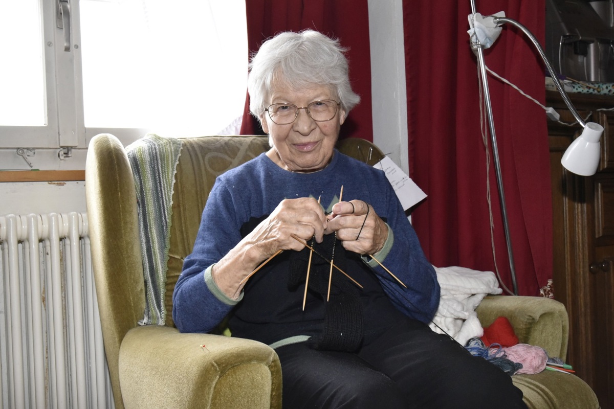 Hanni Hauser sieht das Stricken von Wollsocken für Rekruten als ihren Beitrag für die Schweiz.