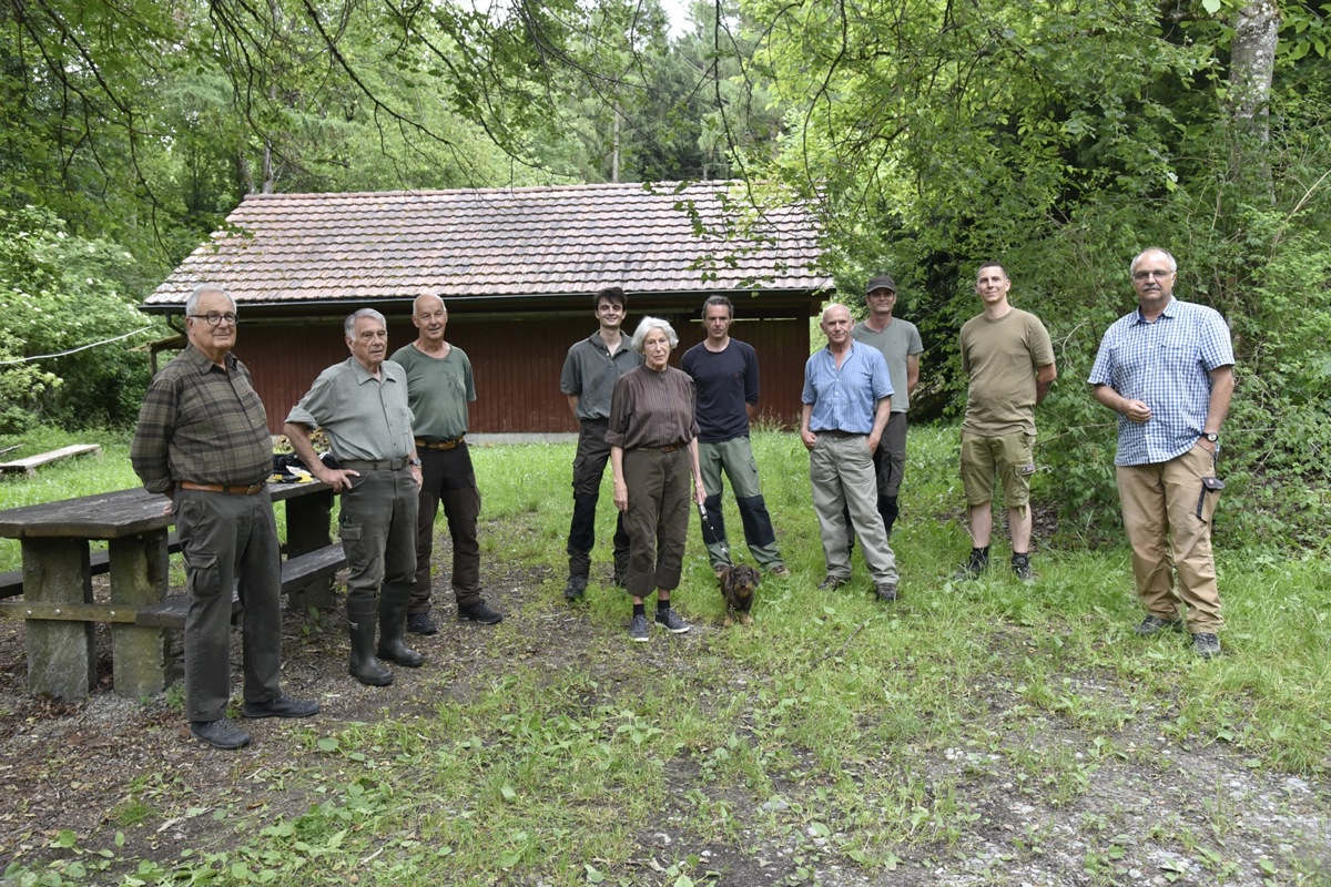 Förster Hans Beereuter (rechts) führte die Mitglieder der Jagdgesellschaft in die Arbeiten zur Waldpflege ein.
