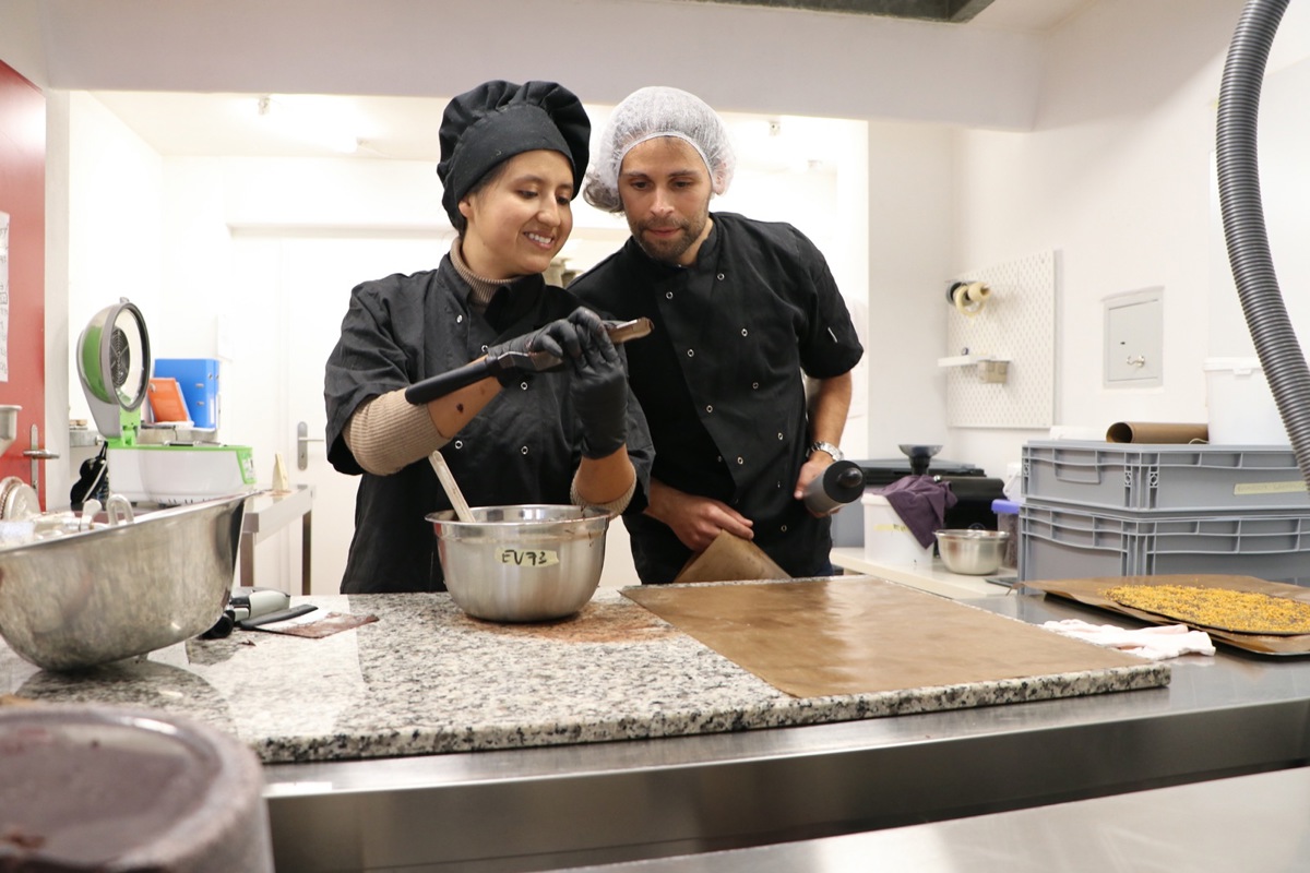 Mayra Núñez und Felix Bauer überprüfen in ihrem Atelier