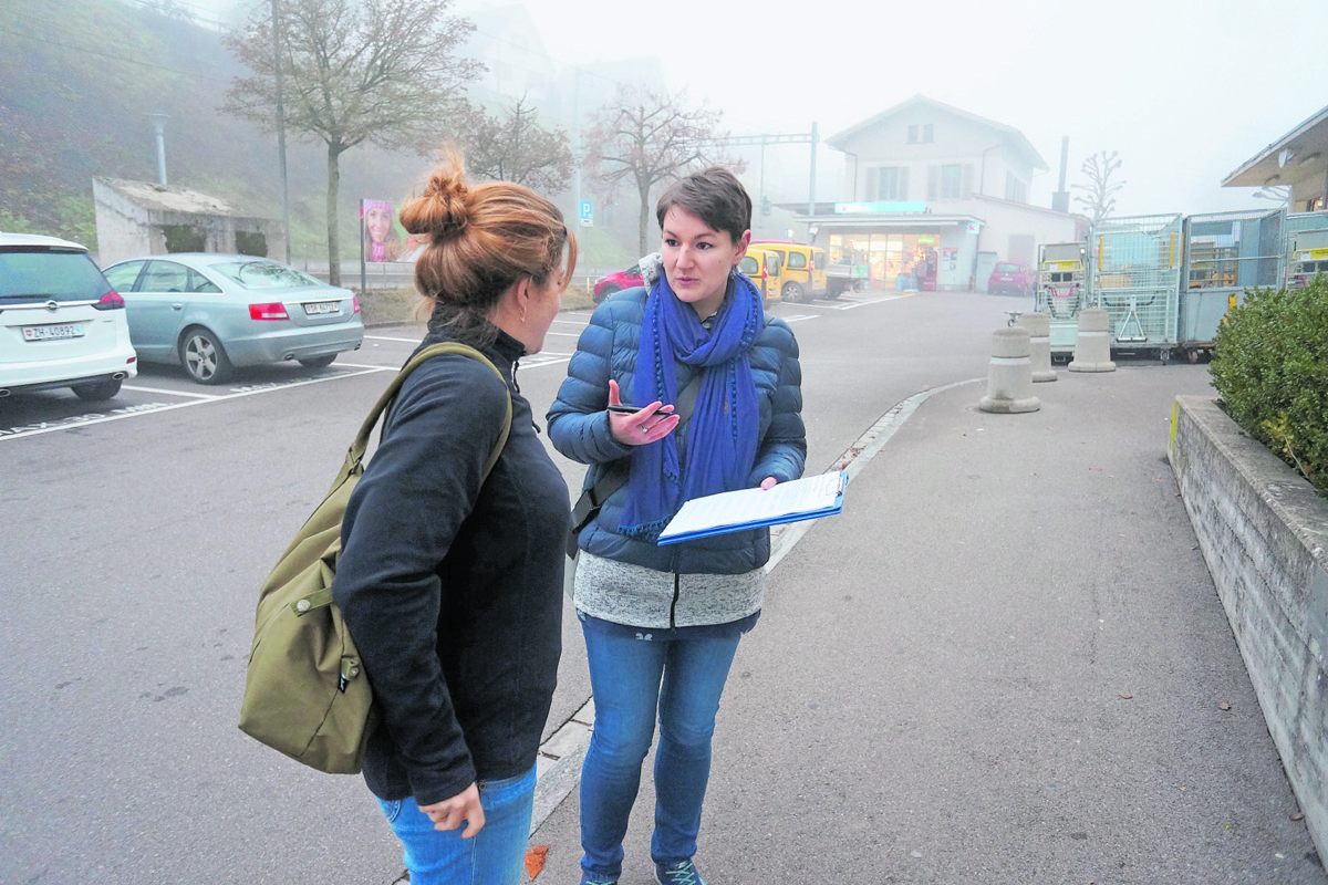 Über 250 Menschen waren derselben Ansicht wie Irina Pletscher (rechts) und haben ihre Petition unterzeichnet. Dennoch hat die Post die Öffnungszeiten nach unten angepasst.