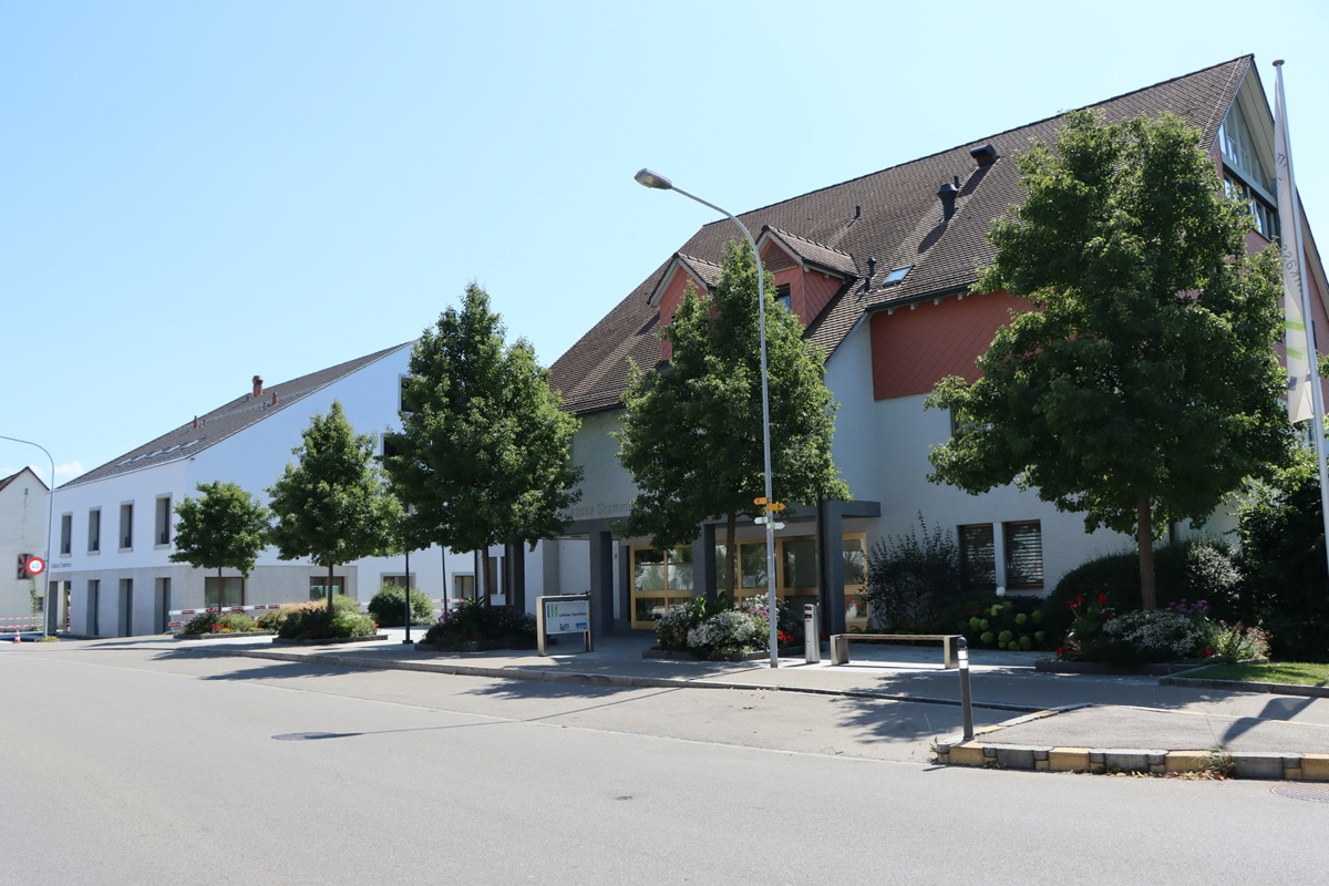 Das Notariat und Grundbuchamt in Stammheim kommt im neuen Bankgebäude (l.) unter