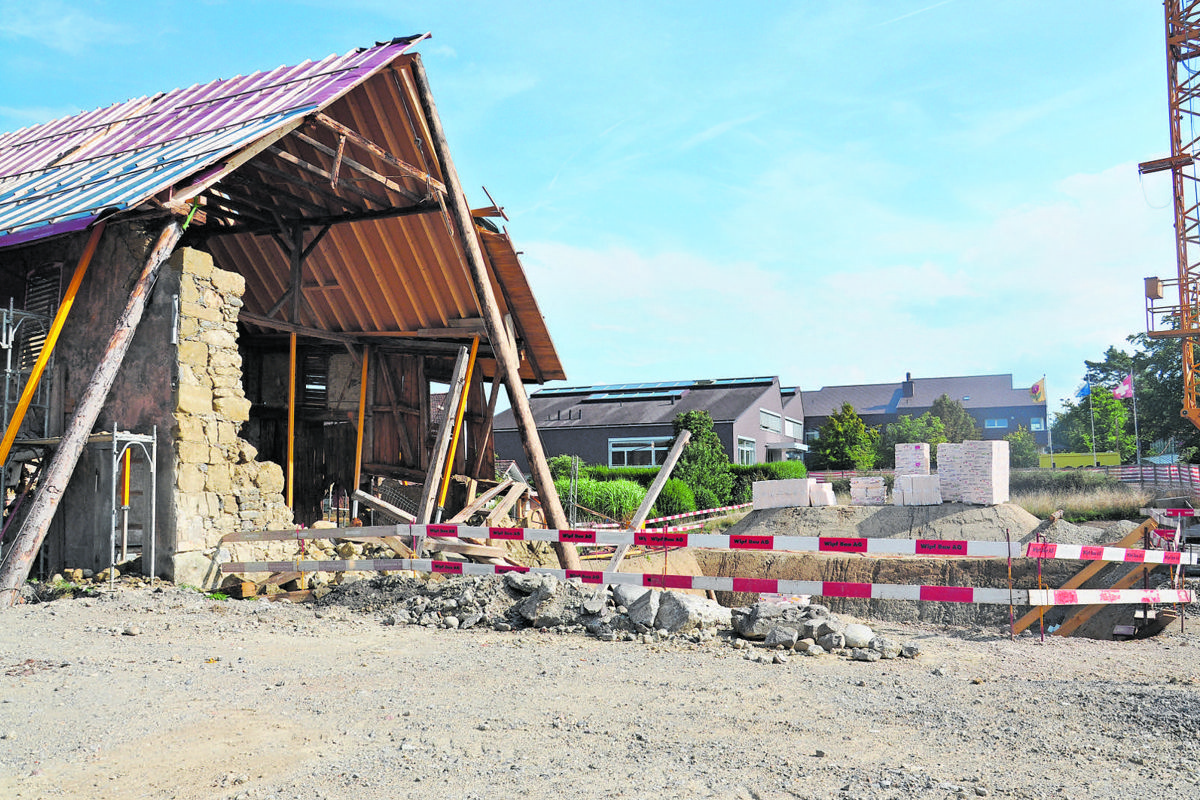 Die alte Wand aus Sand- und Bollensteinen ist nicht mehr – sie wäre Teil des Glasbaus mit Treppenhaus zwischen Altbau (l.) und Neubau (Grube) gewesen.