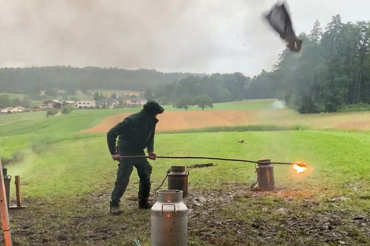 Ein Gemisch aus Karbid und Wasser wird durch das brennende Tuch zur Explosion gebracht. In manchen Gegenden wurde gemäss Protokoll bis zu 48-mal geschossen.