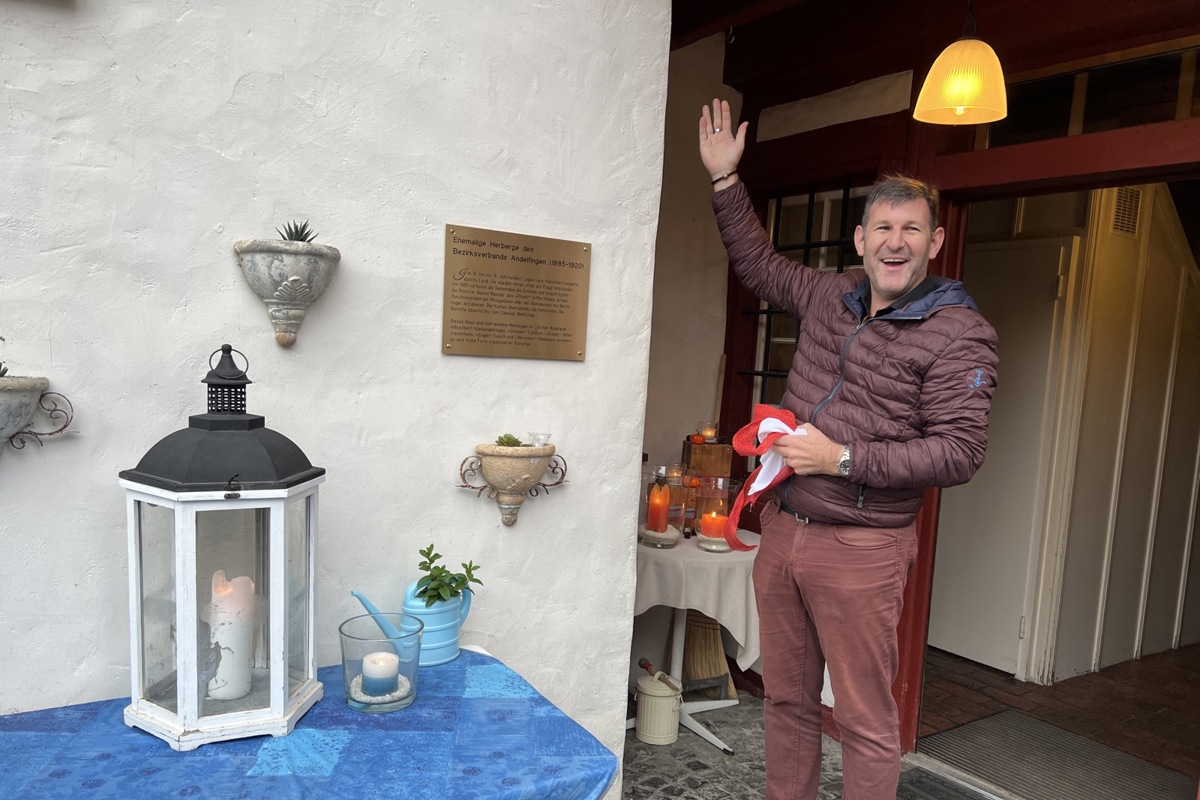 Matthias Stutz, Gemeindepräsident von Marthalen, weihte die Tafel am «Rössli» ein.