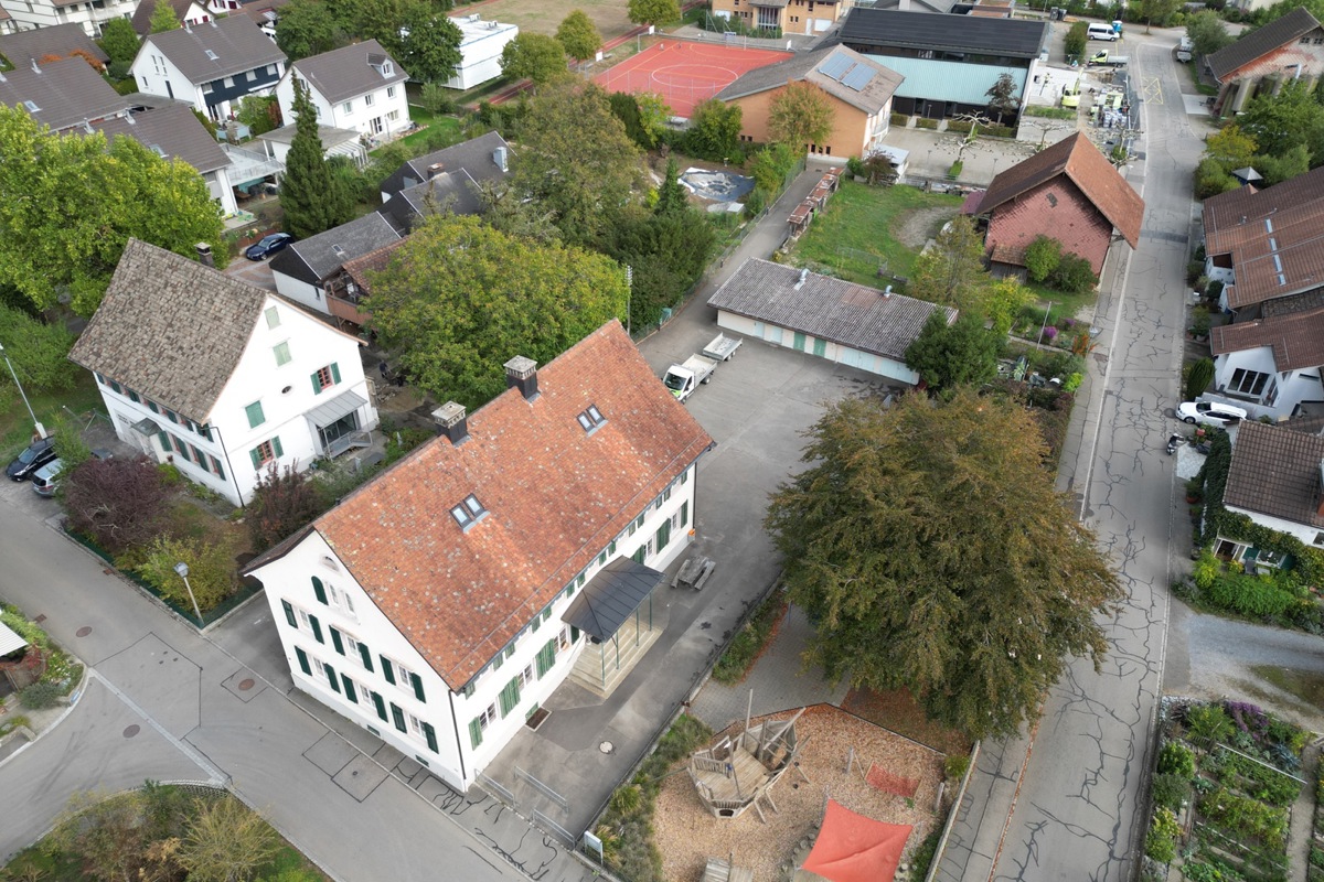 Die Primarschule Andelfingen benötigt das alte Schulhaus neben der Anlage Zielacker, das zurzeit von der Kleingruppenschule genutzt wird. Diese kantonale A-Sonderschule zieht nach Humlikon und wird dort 3 (+1) Klassen führen.