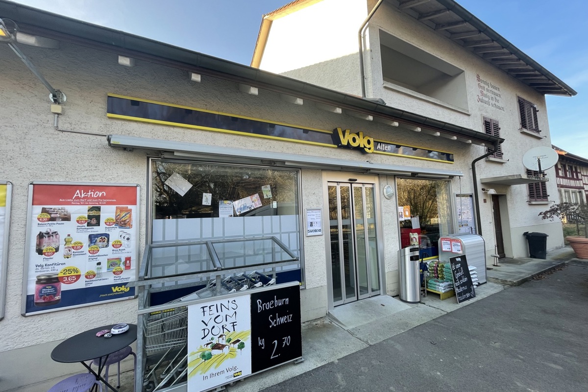 Ende April werden die Lichter für immer gelöscht: Der Volg-Laden Alten direkt an der Strasse. Ende April werden die Lichter für immer gelöscht: Der Volg-Laden Alten direkt an der Strasse.