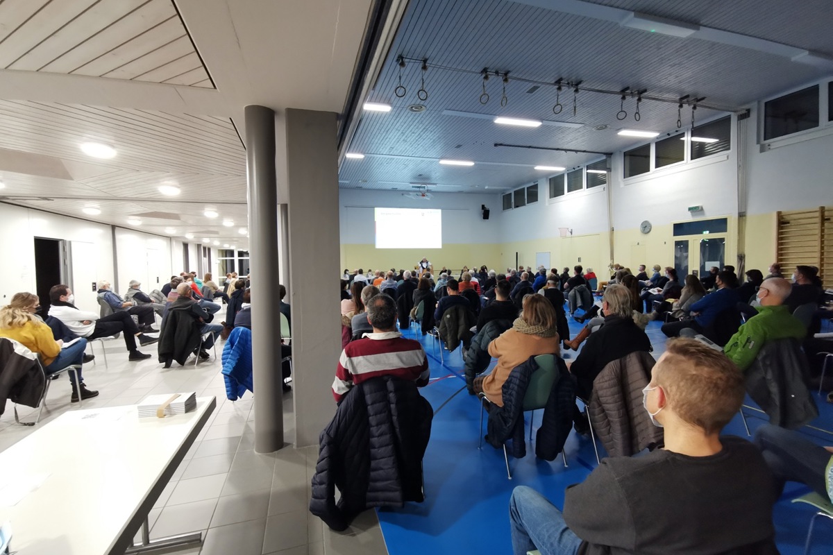 Die 127 Stimmberechtigten füllten nicht nur die Halle
