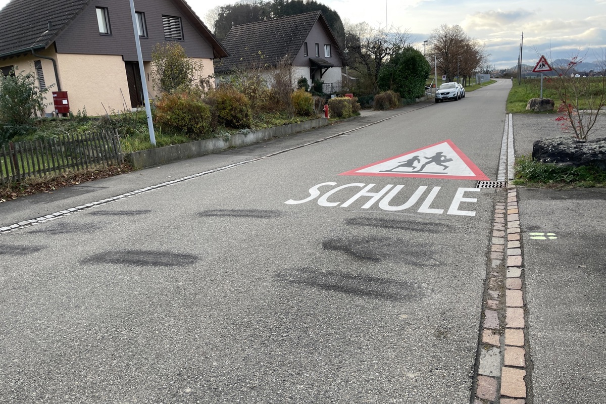 Die gelben Linien und das Männchen Die gelben Linien und das Männchen