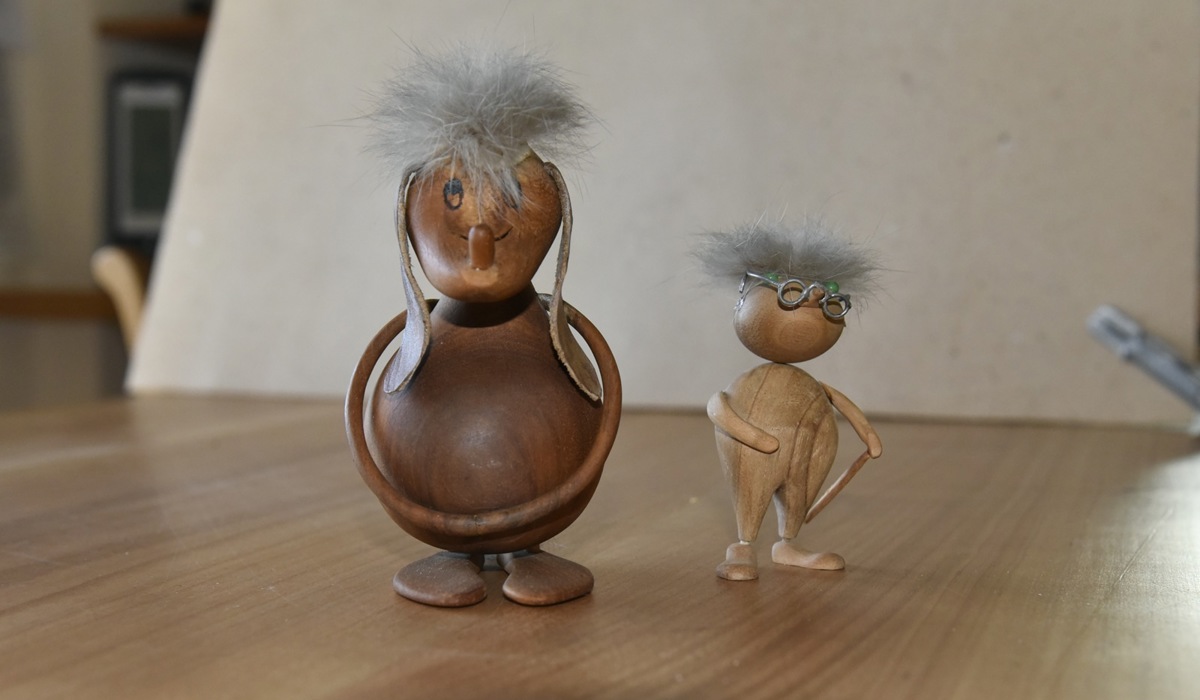 4 Zwei Der Holzfiguren, Die Axel Svensson In Seiner Kindheit Schnitzte Cs20 4 Zwei Der Holzfiguren, Die Axel Svensson In Seiner Kindheit Schnitzte Cs20