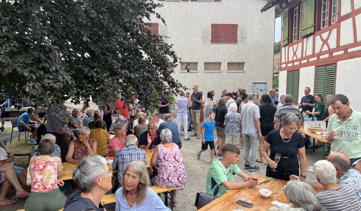 Vorne Links Die Aktuelle Präsidentin Des Dorfladenvereins, Susanne Wepfer, Und Ihre Langjährige Vorgängerin Judith Waser4