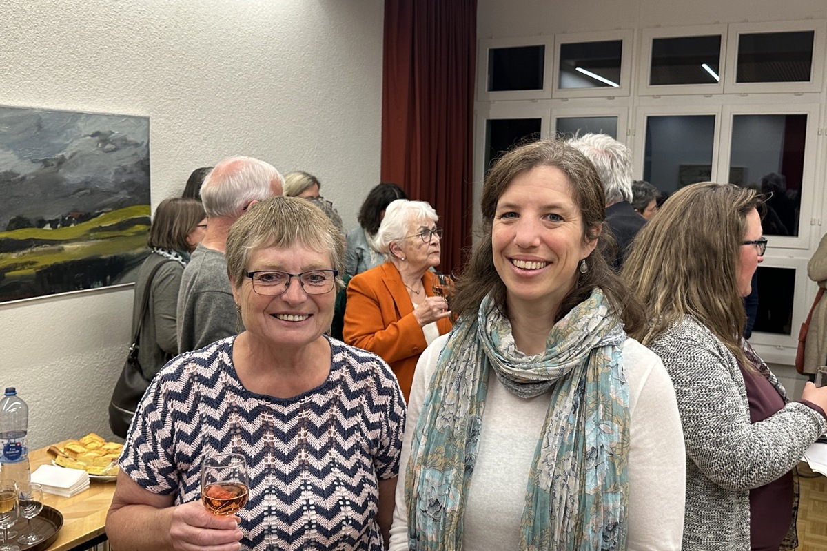 Die Neunforner Landfrau Anni Meier (links) hatte die Idee und organisierte den Abend. Auch die Rednerin Christine Heller packte das Thema Entrümpeln zum ersten Mal theoretisch statt immer nur praktisch an.