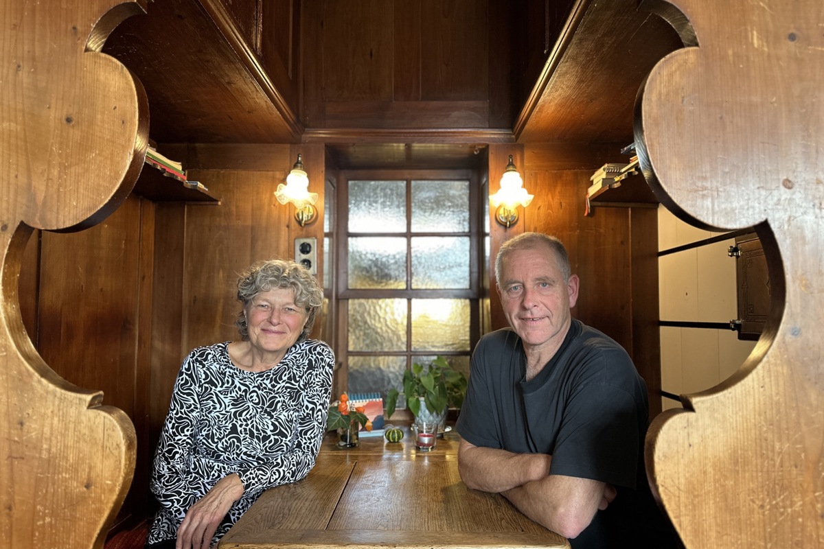 Marianne und Thomas Frei setzen sich zur Ruhe.