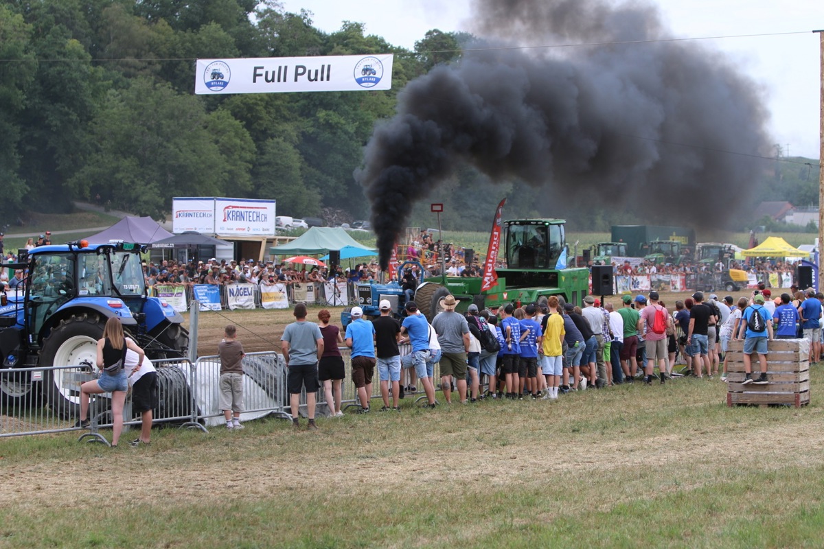 Je weiter der Traktor den Bremswagen zieht, desto grösser wird dessen Widerstand – genau darin liegt die Herausforderung beim Tractor Pulling.