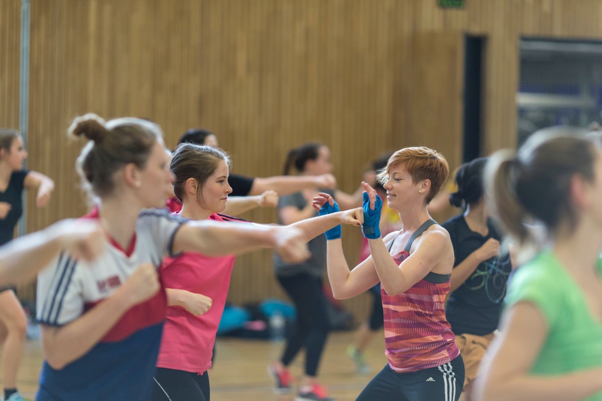 Studierende treiben mehr Sport als der Schweizer Durchschnitt. Frauen sind zudem aktiver als Männer.