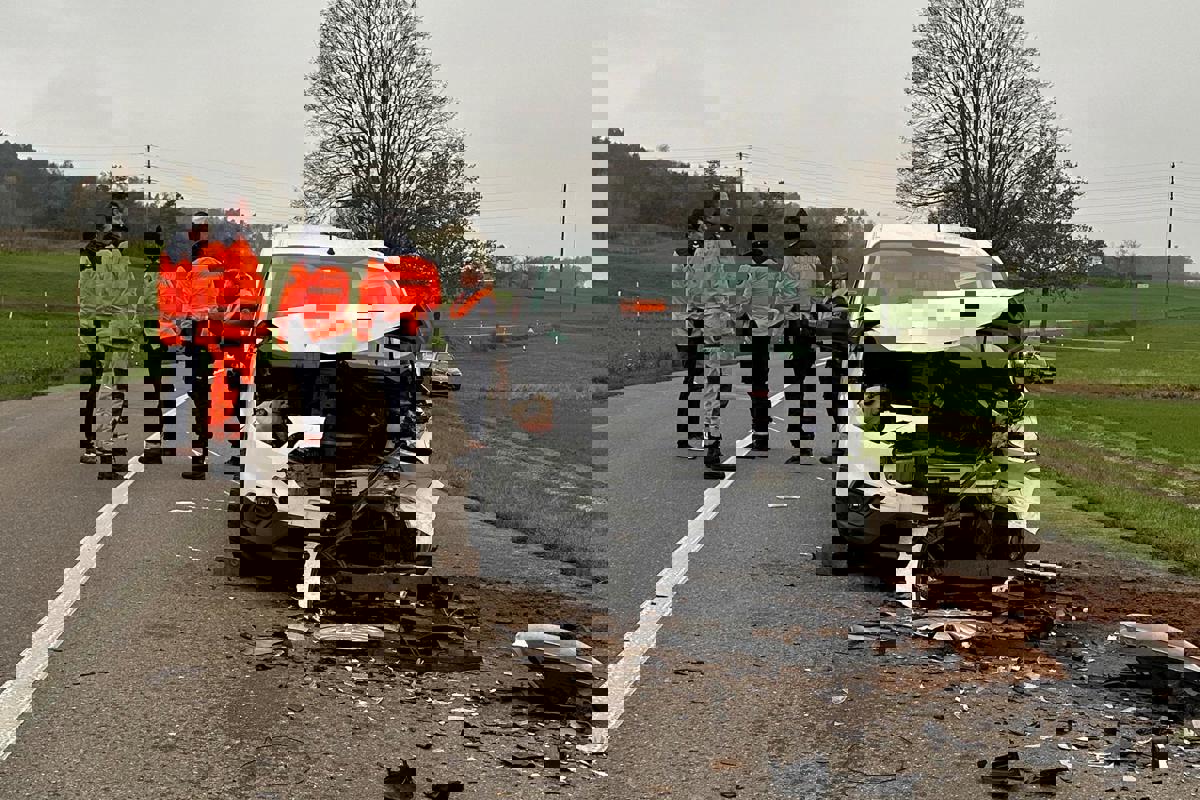 Bei der Kollision am 13. November in Humlikon wurde der 55-jährige Lenker dieses Fahrzeugs mit Verletzungen unbestimmten Grades ins Spital gebracht. Er war auf die Gegenfahrbahn geraten.