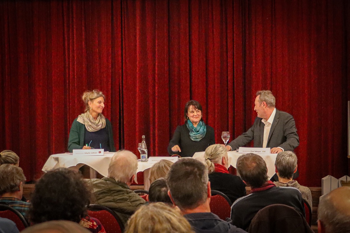 Die beiden Weinländer Kantonsräte im Ring: Sibylle Jüttner (SP) (l.) debattiert mit ihrem Ratskollegen Paul Mayer (SVP) über die Pistenverlängerungen am Flughafen Zürich. Christina Furrer