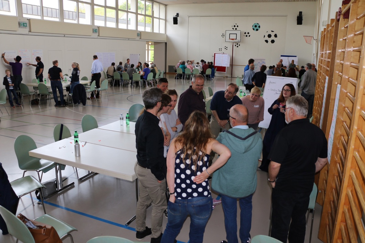 Angeregte Diskussionen beim Workshop «Vision Dachsen 2030» – Energie und Zusammenleben waren die dominierenden Themen.
