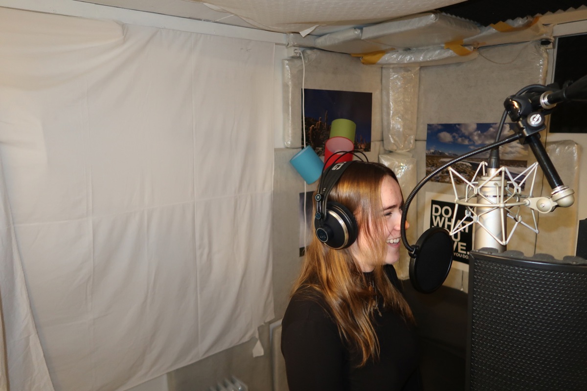 Annika Lia Braun nahm mit Musikproduzent Genemo ein erstes Lied professionell auf Annika Lia Braun nahm mit Musikproduzent Genemo ein erstes Lied professionell auf