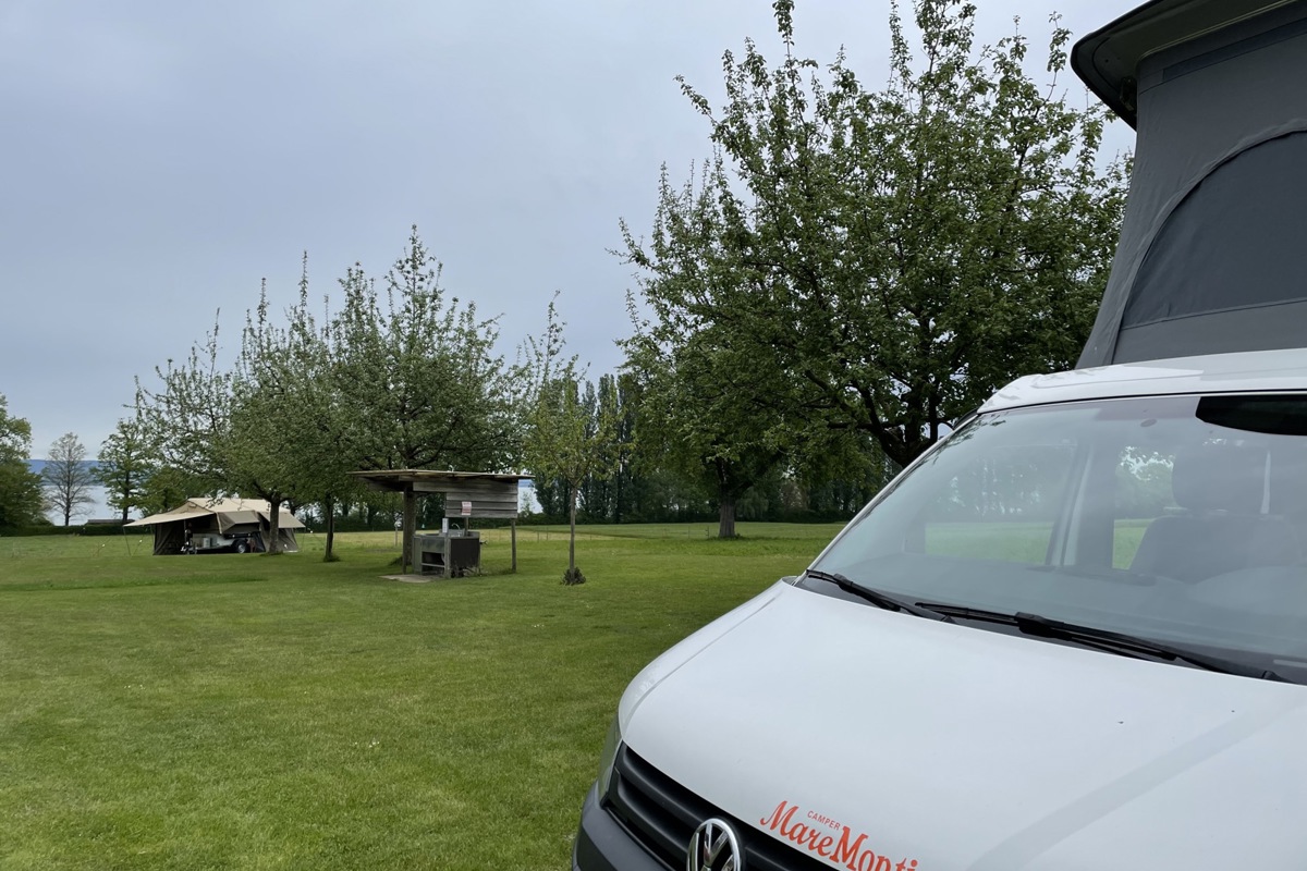 Die Kantone regeln die Bewilligungen unterschiedlich. Fahrzeugstandplätze auf Wiesen – wie hier am Thurgauer Bodenseeufer – sind im Kanton Zürich nicht vorgesehen.