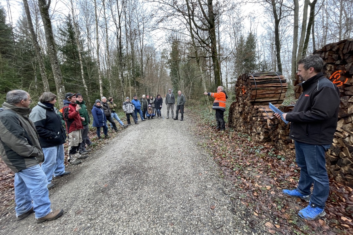 Förster Beat Gisler (orange Jacke) versteigerte die 17 Posten Buchen- und Föhrenholz Förster Beat Gisler (orange Jacke) versteigerte die 17 Posten Buchen- und Föhrenholz