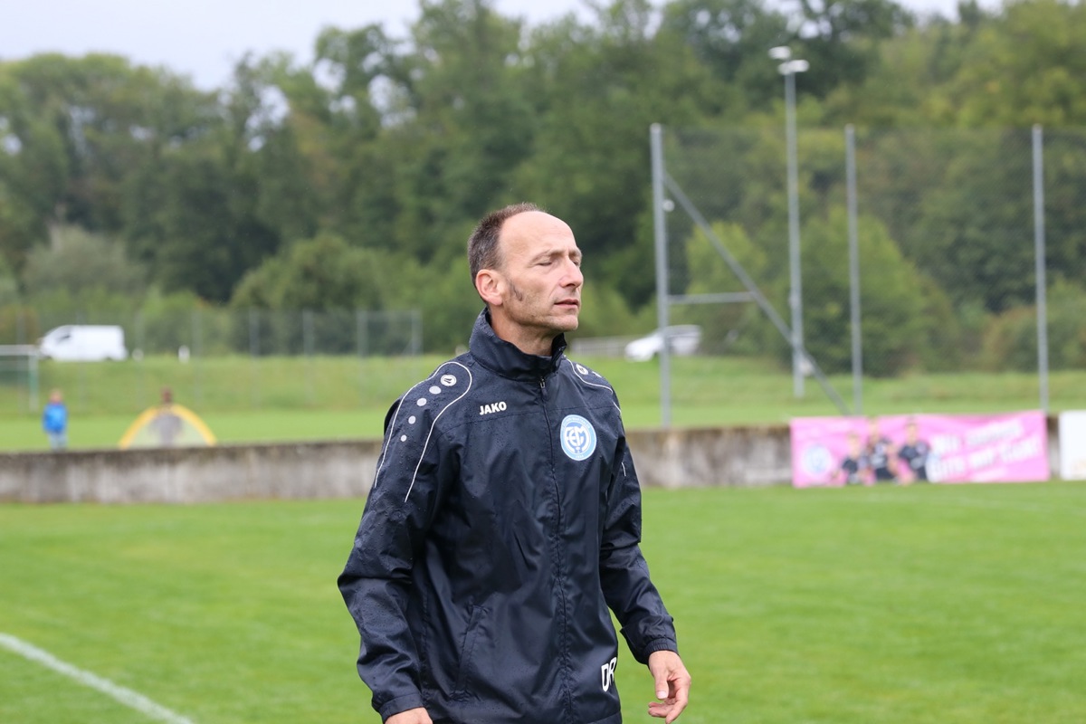 Trainer Daniel Riesen und sein FC Ellikon/Marthalen mussten sich trotz Führung mit einem Punkt begnügen.