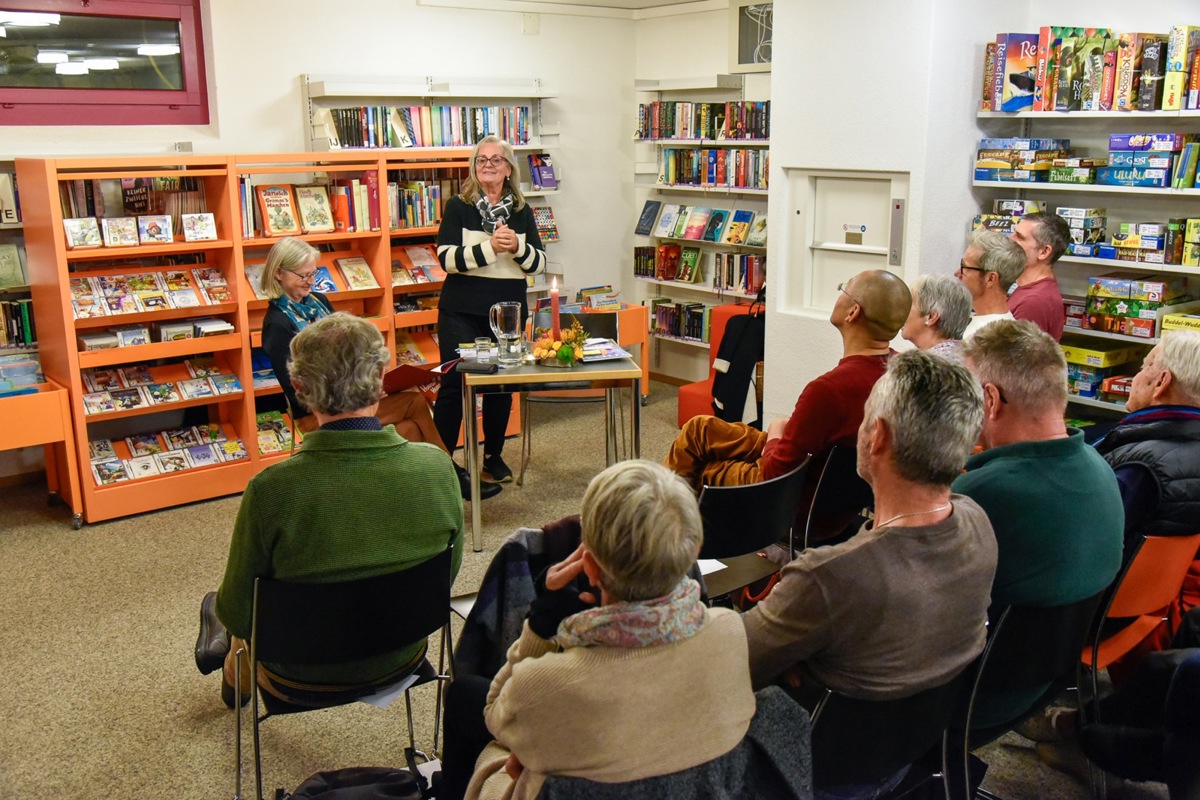 Gabriela Huber-Mayer (rechts) stellte zusammen mit ihrer Lektorin Irène Fasel ihr Buch «Lebenslänglich Leben» vor.