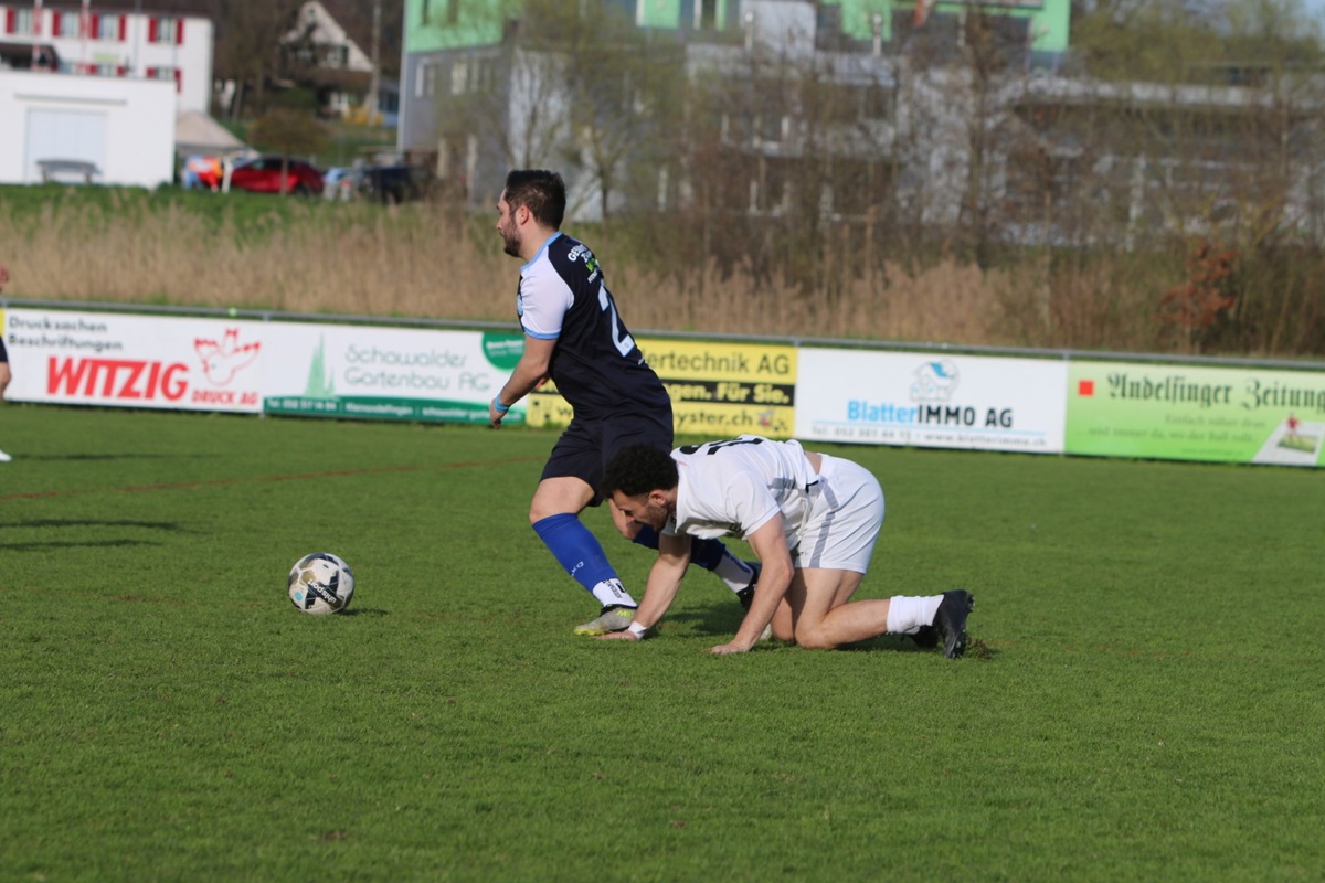 Der FC Ellikon/Marthalen (hier in schwarz) befindet sich mitten im Strichkampf. Der FC Ellikon/Marthalen (hier in schwarz) befindet sich mitten im Strichkampf.