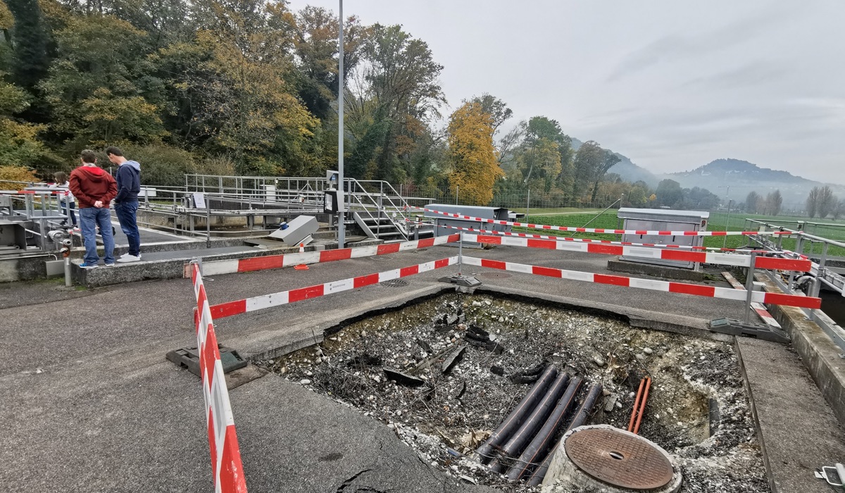 vor-vier-jahren-begann-sich-der-boden-zu-senken-wodurch-ein-krater-zwischen-den-becken-enstand.jpg vor-vier-jahren-begann-sich-der-boden-zu-senken-wodurch-ein-krater-zwischen-den-becken-enstand.jpg