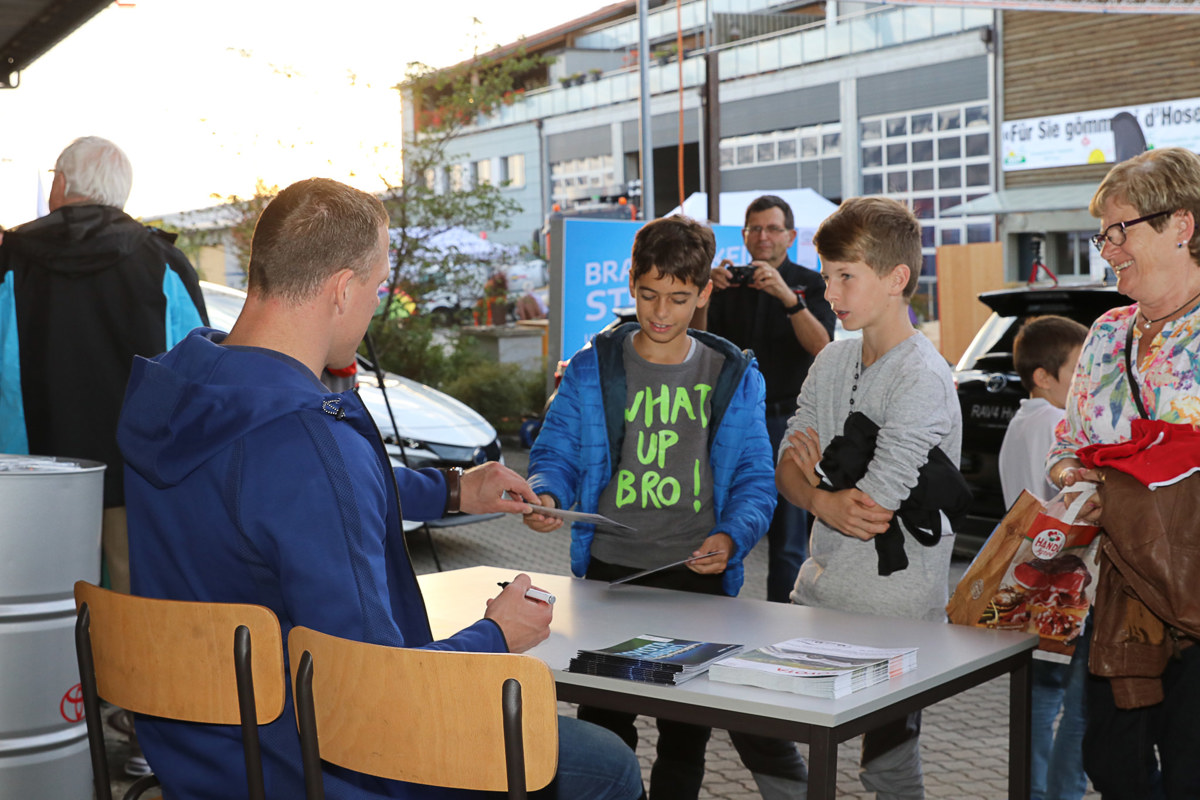 Matthias Sempach, Schwingerkönig 2013, an der Gewerbeschau 2017 am Stand von Paul Corrodi (im Hintergrund), einem der Co-OK-Präsidenten 2027.