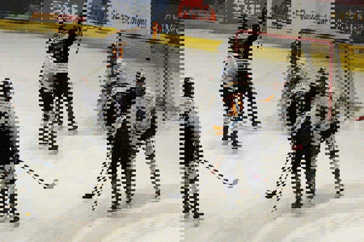 Lucas Kleinschmidt (links vor dem Tor) erzielt seinen siebten Saisontreffer und bringt den EHC Wilen-Neunforn 75 Sekunden vor dem Ende des ersten Drittels mit 2:0 in Führung. 