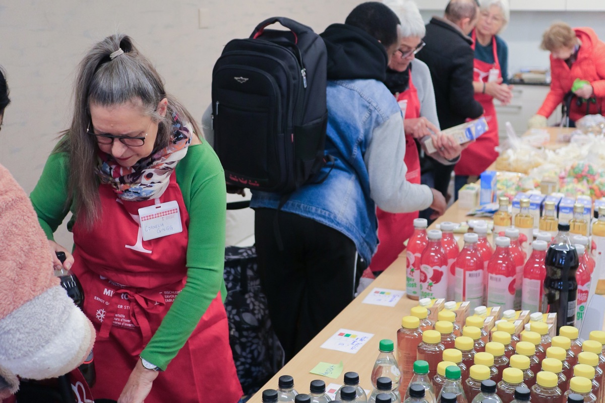 Die Abgabestellen werden von Freiwilligen geführt. Sie bereiten die Auslage und die Portionierung vor und begleiten die Kundschaft durch das Angebot.