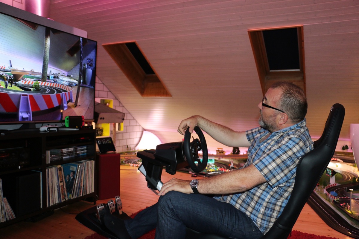 Am Bildschirm lenkt Rolf Eigenheer virtuelle Autos