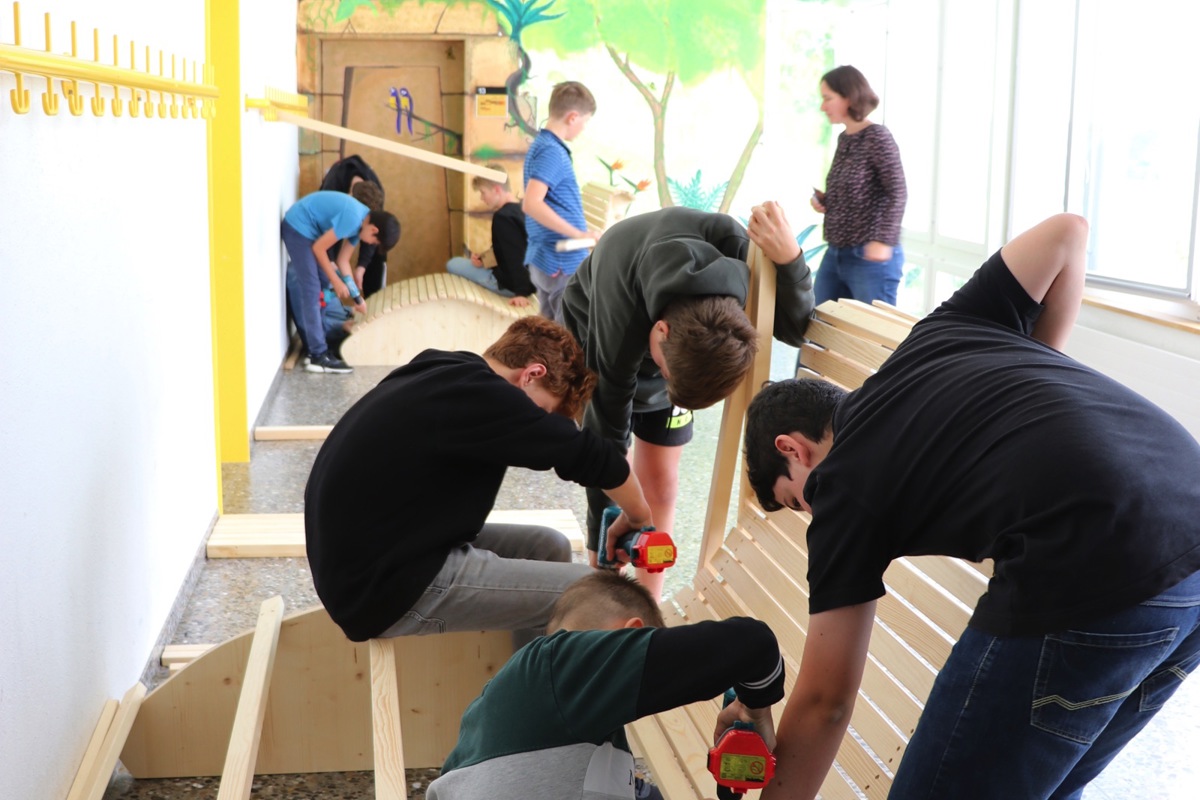 Eine Woche lang bauten Schüler Liegen für den Schulhofplatz