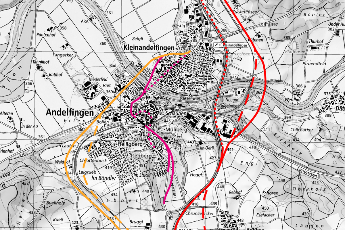 Die Umfahrungsprojekte von 1938 bis 1958. Bei einem Ausbau der Kantonsstrasse im Dorf (rosa) hätten zahlreiche Gebäude weichen müssen (siehe auch nachfolgend Situationsplan für die Thurbrücke). Die westlichen Umfahrungen (gelb) wurden aufgrund des dort weiten Thurtals verworfen