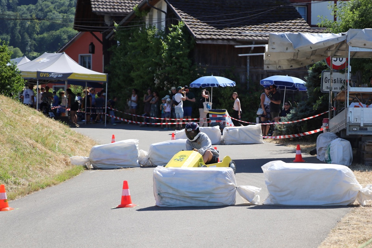 Am Grand Prix Gräslikon rasen zumeist Kinder, aber teilweise auch Erwachsene in den Seifenkisten die Volkemerstrasse hinab (Foto von 2025). Bei der Jubiläumsausgabe zum 50. Bestehen am Wochenende setzen sich auch die Veteranen der früheren Austragungen nochmals hinters Steuer. 
