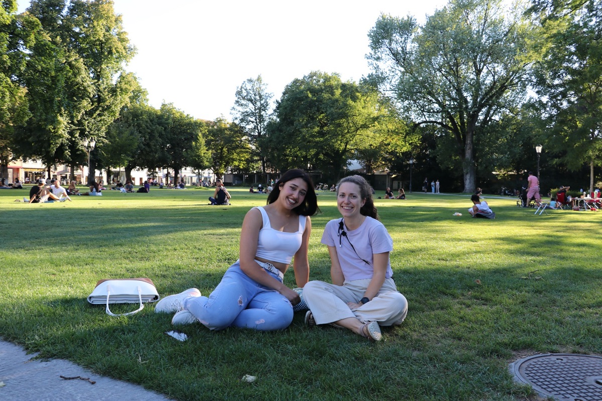 Manijeh Kamran (links) und Nadine Wipf treffen sich wöchentlich im Rahmen des «Come together»-Projekts des SRK Kanton Zürich und lernen viel voneinander.