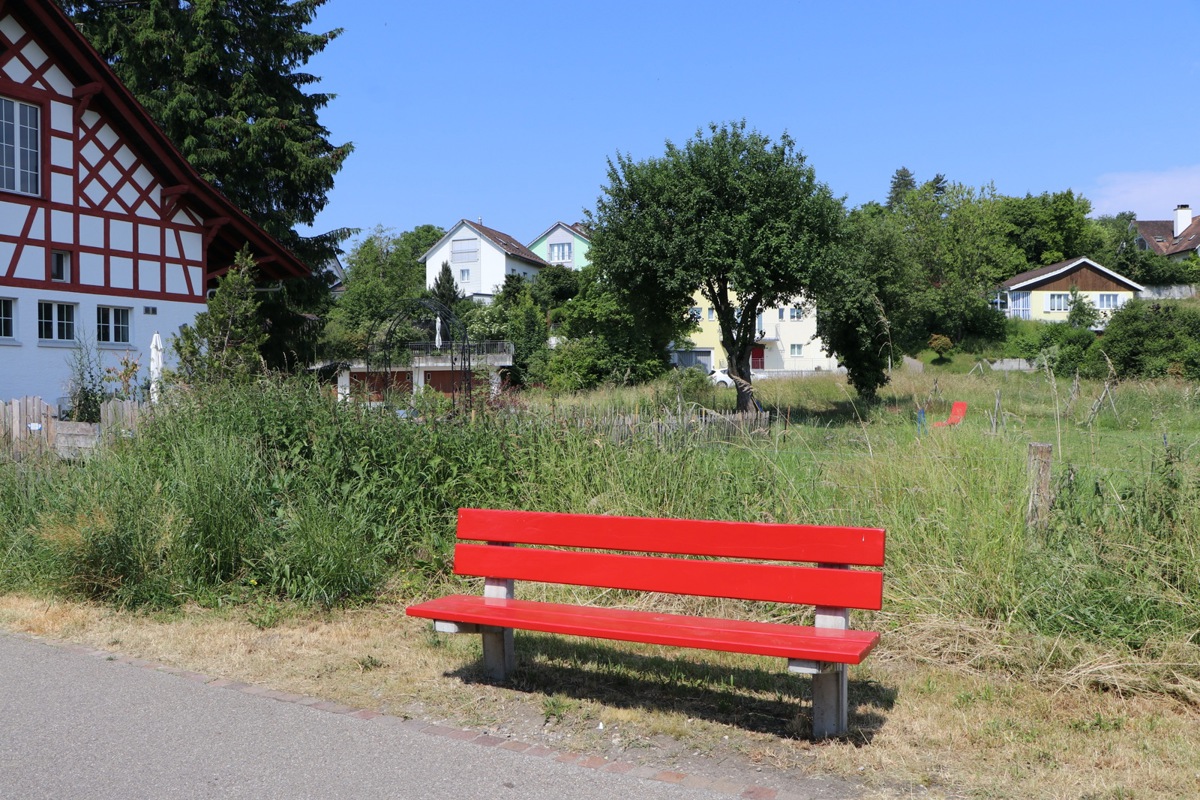Bleibt das rote Bänkli die einzige Sitzgelegenheit an der Hinterdorfstrasse? Entschieden wird dies mittels Urnenabstimmung über den Spiel- und Begegnungsort in Henggart.