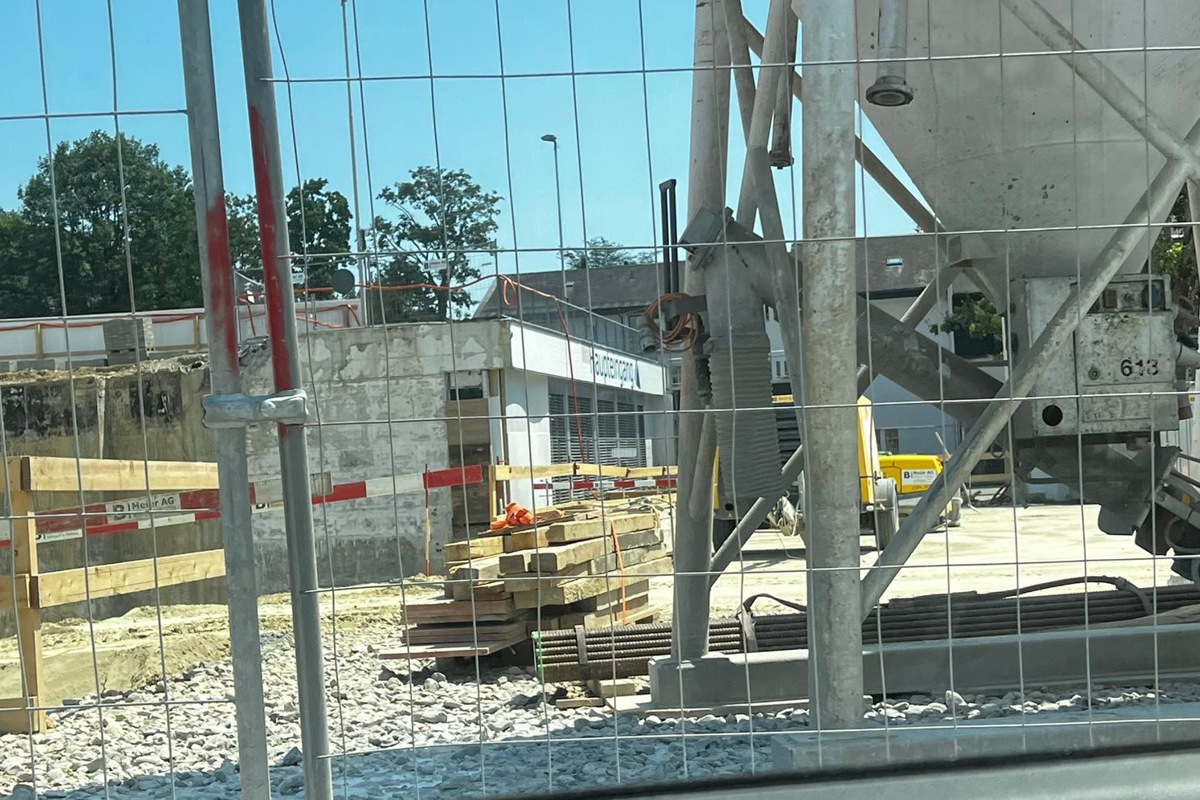 Die Arbeiten rund um die neue Turnhalle laufen auf Hochtouren. Der Aushub ist bereits abgeschlossen.