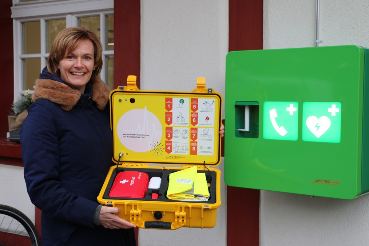 Mit den Notfallkoffern macht man nichts falsch – Gemeinderätin Ilona Diriwächter ist froh über die bessere Abdeckung des Stammertals mit Erste-Hilfe-Stationen.