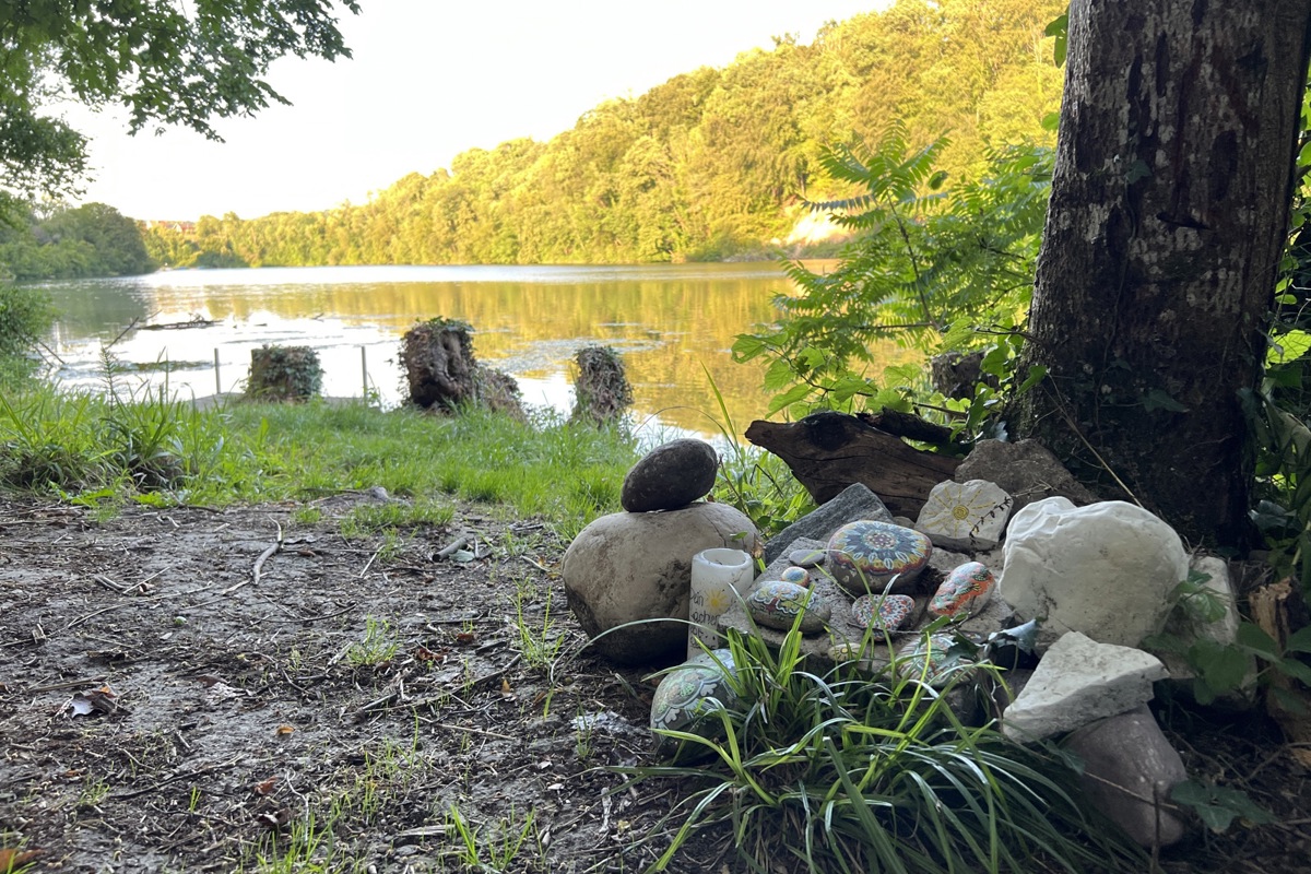Die Gedenkstätte am Tatort direkt am Rhein mit Blick Richtung Rheinau.
