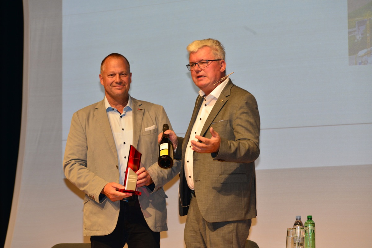 HEV-Präsident Martin Farner (r.) gratuliert Robert Hinnen. HEV-Präsident Martin Farner (r.) gratuliert Robert Hinnen.