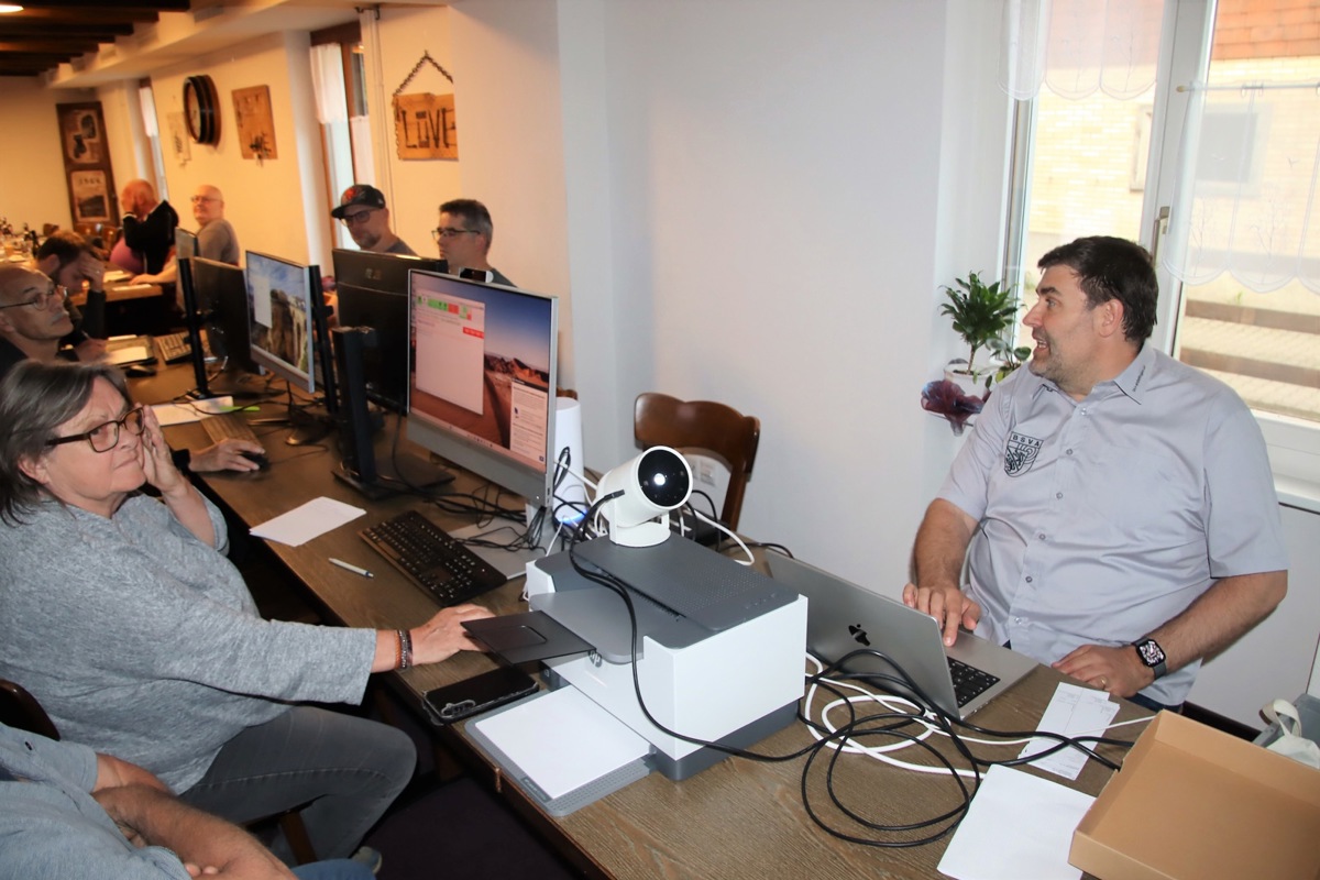 Sieht aus wie eine LAN-Party, ist aber die Schulung des Bezirksschützenverbands Andelfingen zum neuen IT-System für das Eidgenössische Feldschiessen. Rechts: Adrian Keller, Chef Feldschiessen im BSVA.