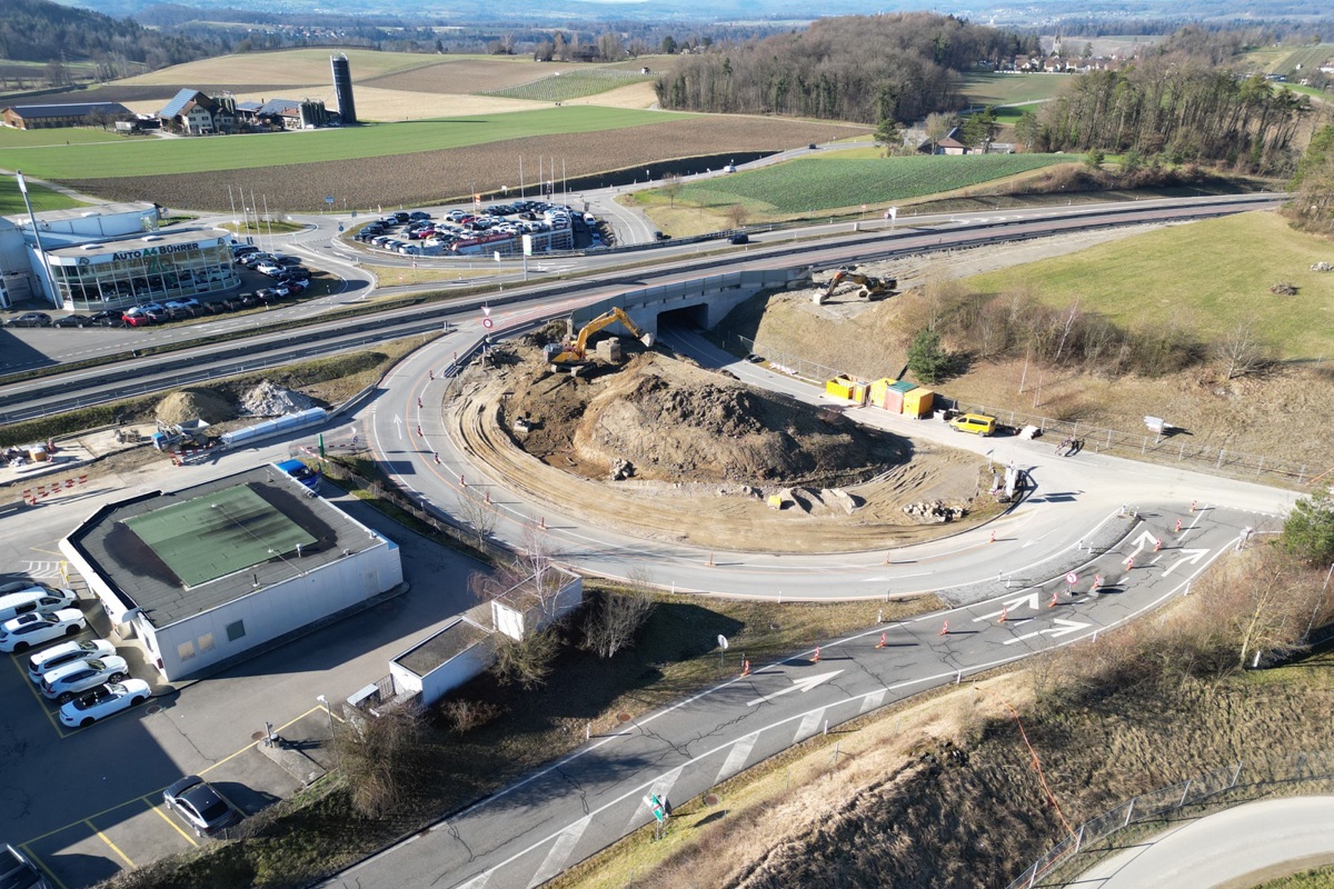 Aufgrund der Sperrung der Unterführung müssen Verkehrsteilnehmende voraussichtlich bis Ende September mit Einschränkungen am A4-Anschluss Adlikon leben. Von Winterthur kommend ist die Abfahrt nur in Richtung Adlikon möglich, von Schaffhausen kommend nur in Richtung Andelfingen. Bei den Auffahrten verhält es sich umgekehrt.