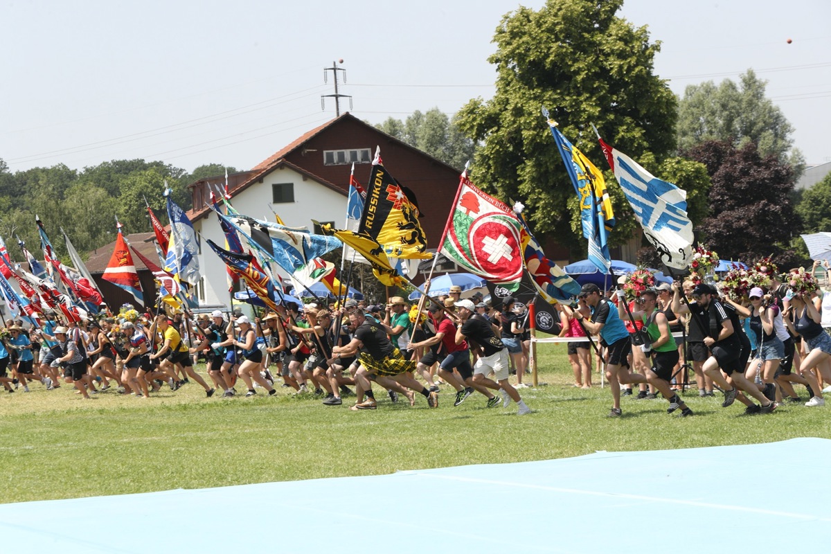 Wenn die Fähnriche und Hornträger zum traditionellen Fahnenlauf ansetzen