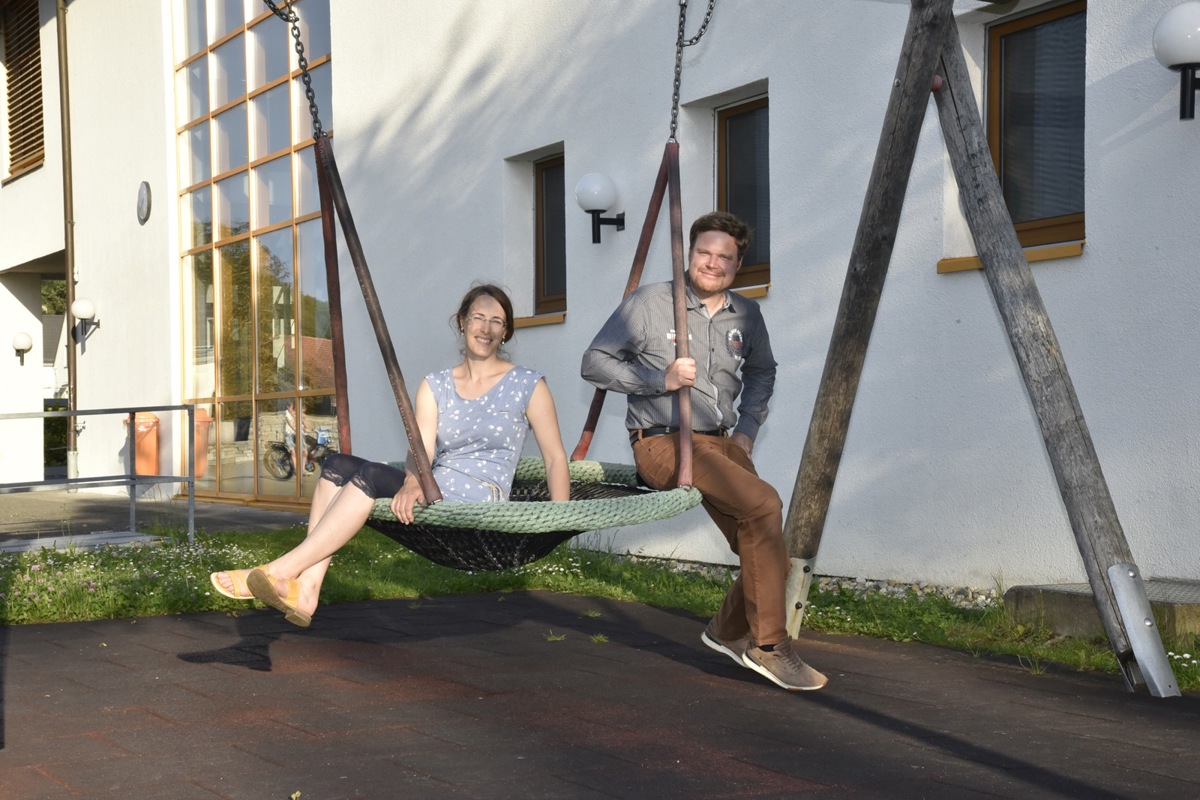 Corina Schollenberger und Markus Döbeli von der IG «Lass die Schulen im Dorf».