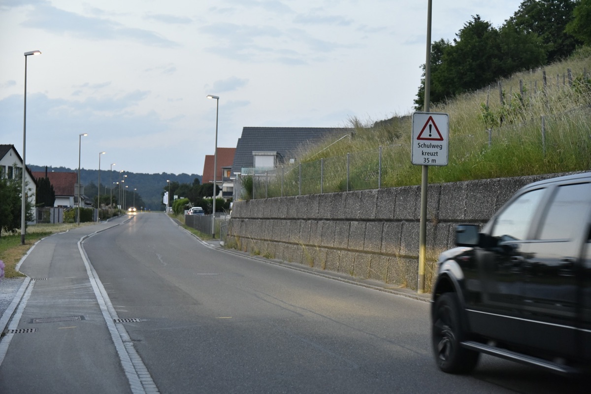Gefährlicher Schulweg: Schlechte Sichtbarkeit sowie das Verhalten von Autofahrenden und Kindern führt oft zu brenzligen Situationen auf der Andelfingerstrasse in Flaach.