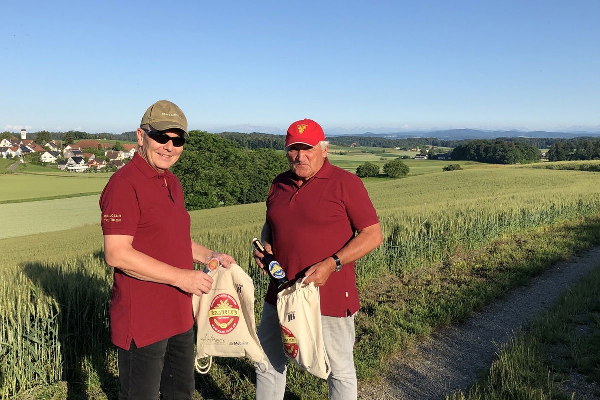 Die Brauclub-Vorstandsmitglieder Martin Schudel und Willi Bai sind bereits mit dem «Starter-Kit» ausgerüstet. Die Brauclub-Vorstandsmitglieder Martin Schudel und Willi Bai sind bereits mit dem «Starter-Kit» ausgerüstet.