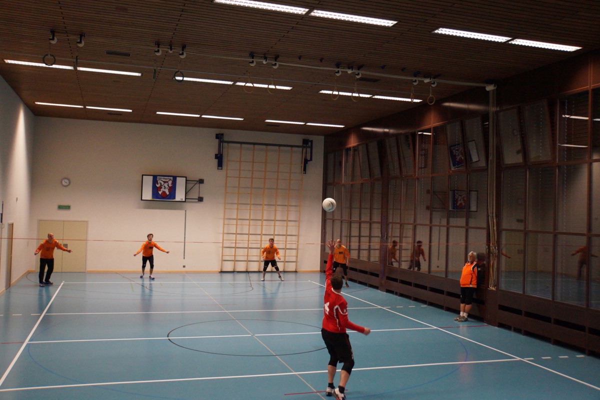 Faustball wird in der Wintersaison in der Halle und im Sommer auf der Wiese gespielt. Im Bild Altikon (rot) gegen Hettlingen (orange).